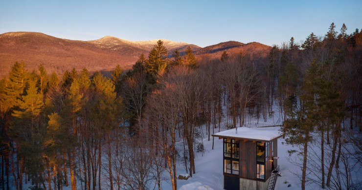 Questa "capanna" sperduta in un bosco statunitense nasconde un design sorprendente