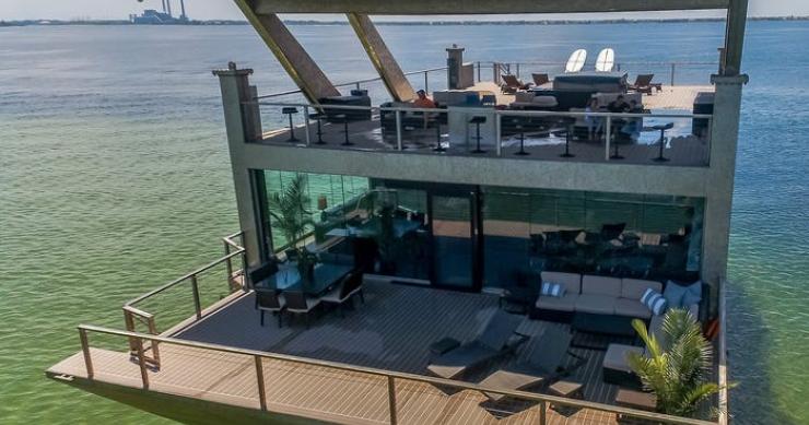 Una villa di lusso che galleggia in mezzo al mare che puoi comprare per 11 milioni