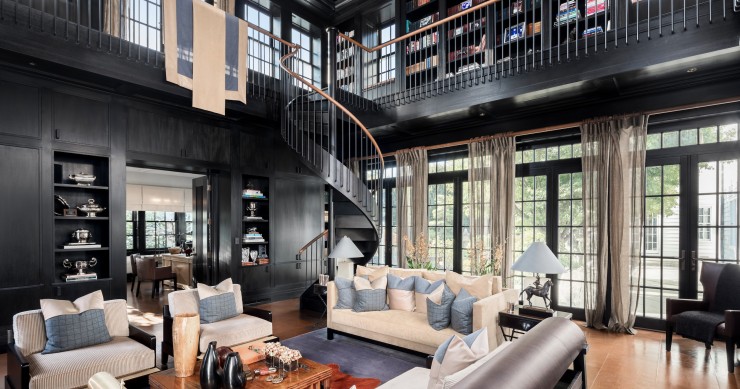 Una dimora che inganna: classica all'esterno, però moderna all'interno