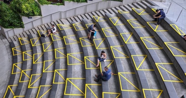 Il distanziamento sociale contro il coronavirus diventa routine a Singapore