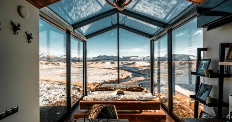 Una mini casa prefabbricata in legno e vetro nel mezzo della tundra islandese