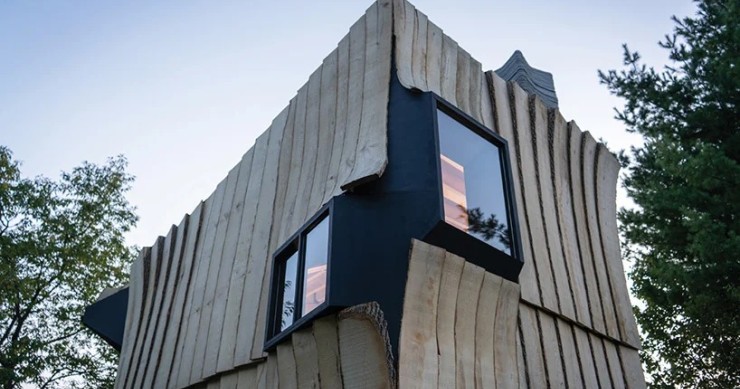 Una costruzione in 3d realizzata con strisce di legno e cemento