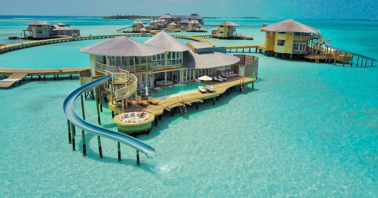 Una villa super lussuosa sulle acque cristalline delle Maldive