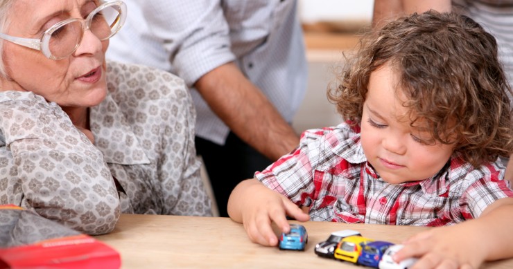 Bonus baby sitter, si possono pagare anche nonni e parenti?