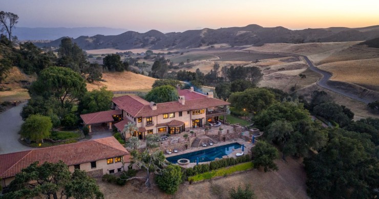Una villa di stile coloniale in un immenso ranch californiano