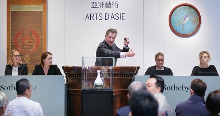Un vaso cinese scoperto in un attico di Parigi venduto da Sotheby's per 16 milioni