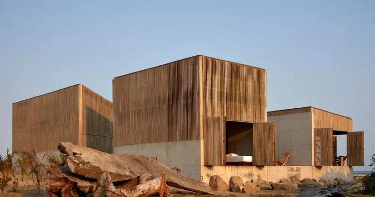 Una casa modulare costruita con legno di palma e cemento sulla costa messicana