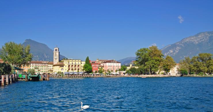 Un ascensore panoramico inclinato per guardare dall’alto il Lago di Garda