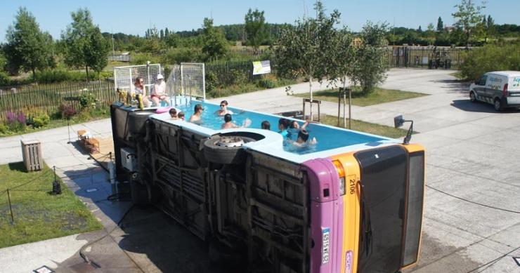 Un vecchio autobus francese diventa una piscina urbana