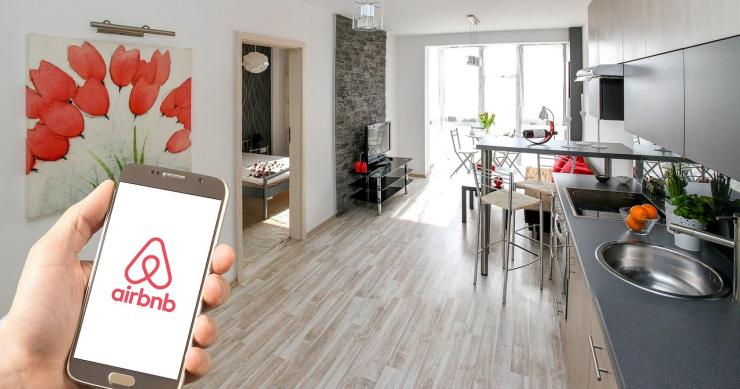 Le grandi città europee chiedono all'Europa un maggiore controllo su Airbnb a causa del suo impatto "disastroso" sul mercato