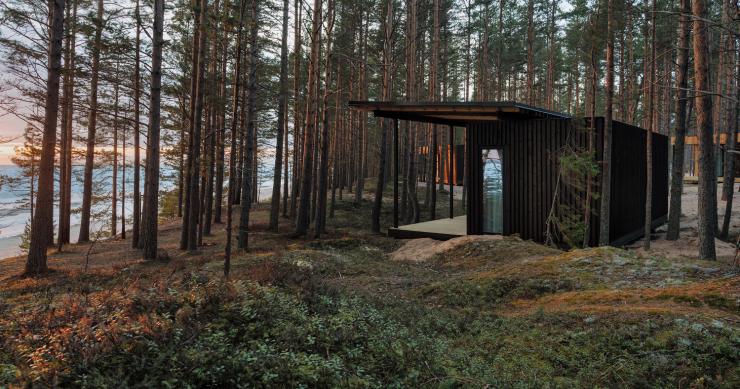 In Russia 15 cabine prefabbricate di design circondate da pini e un grande lago con spiaggia