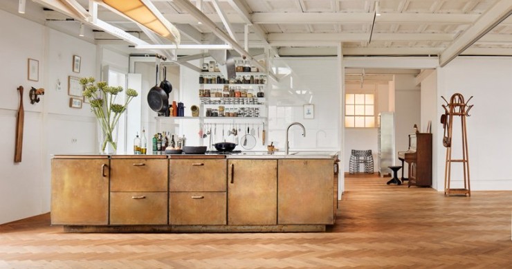 Una vecchia fabbrica industriale trasformata in casa di lusso e studio di design