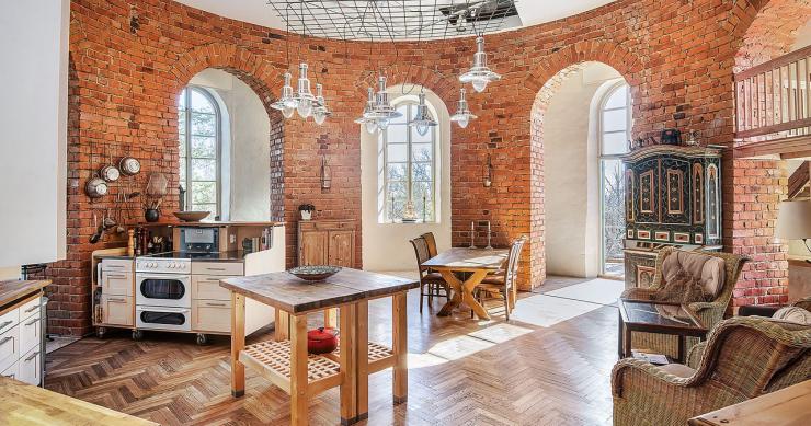 Una vecchia torre trasformata in una casa rustica in Svezia