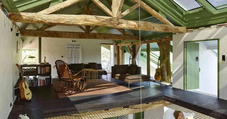 Una ristutturazione allegra e colorata di una fattoria in Francia