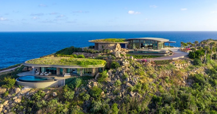 Una mega villa incastonata in una roccia con vista sui Caraibi nelle Isole Vergini britanniche
