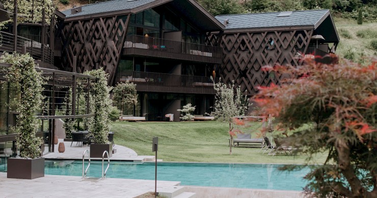 Un hotel di lusso mimetizzato nel verde delle montagne in Alto Adige