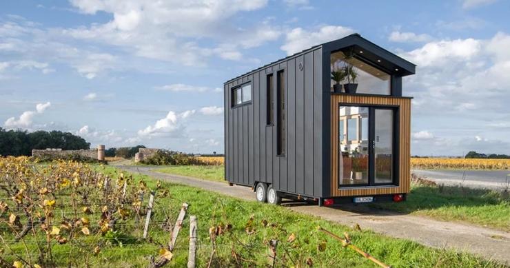 Un nuovo design per una mini-casa personalizzata su ruote in legno e alluminio nero