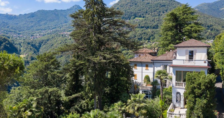 Esta casa de época está à venda no coração do lago de Como, em Itália.