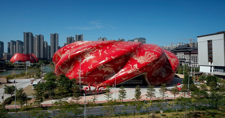 Uno spettacolare teatro cinese che sembra avvolto da un mantello di seta