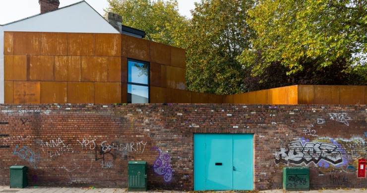 Un muro di mattoni a Bristol nasconde una incredibile e moderna casa in acciaio