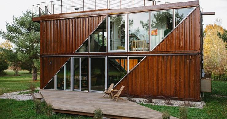 Una bella casa di campagna progettata con container