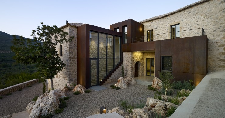 Un antico frantoio nella penisola del Peleponneso trasformato in un alloggio di lusso