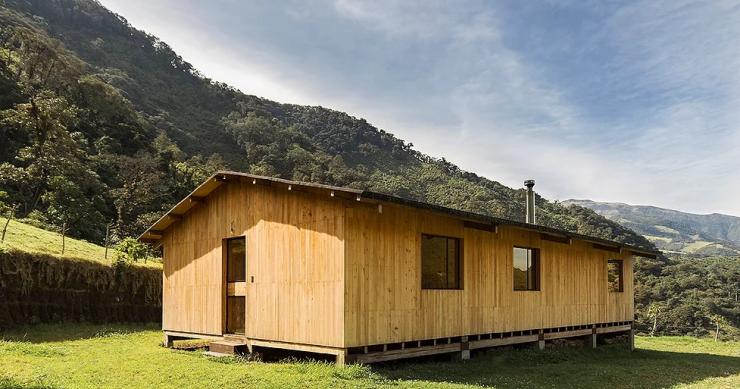 Una casa in legno e metallo riciclato poco costosa persa nel paesaggio montuoso dell'Ecuador