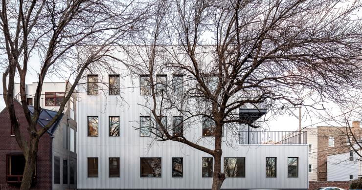 Un edificio sostenibile a Chicago realizzato con pezzi prefabbricati e interni di design