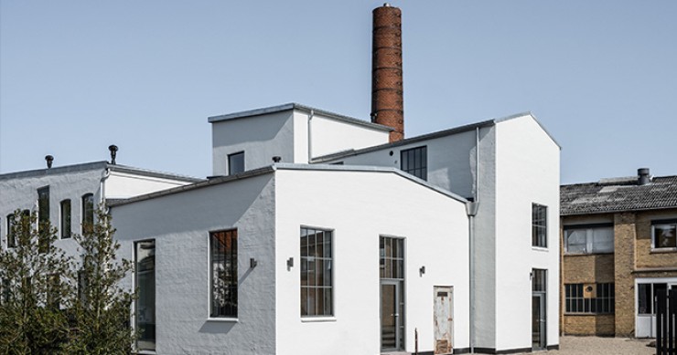 Una ex fabbrica danese trasformata in appartamenti moderni con la costruzione modulare