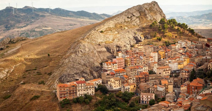 Case de 1 euro de vânzare în Troina