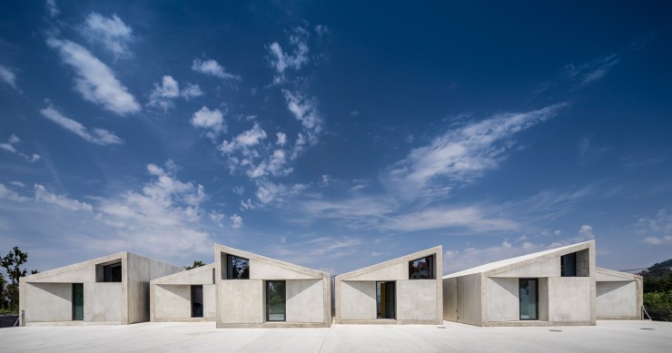 Un mini complesso di 6 case prefabbricate di design a schiera nella periferia di Oporto