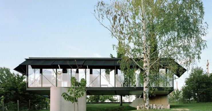 Una casa di cristallo in stile moderno alla periferia di Belgrado