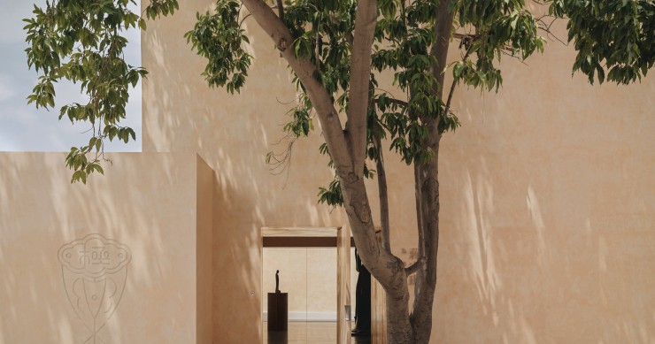 Una galleria d'arte in Cina che rende omaggio al buddismo con sculture e giochi di luce