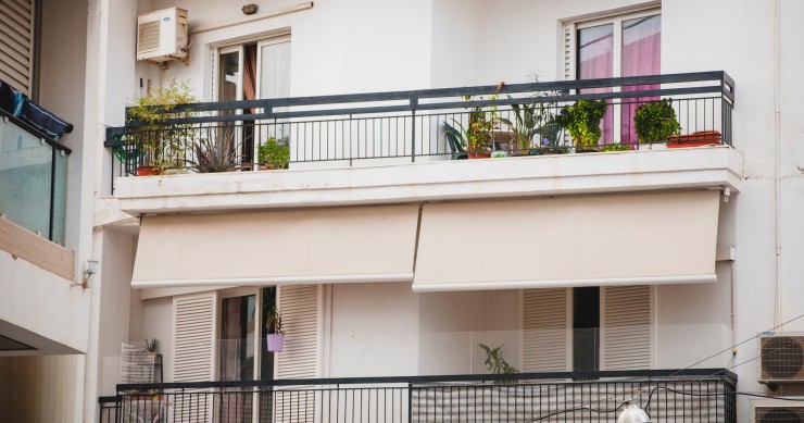 Come pulire le tende da sole e sostituirle se è arrivato il momento