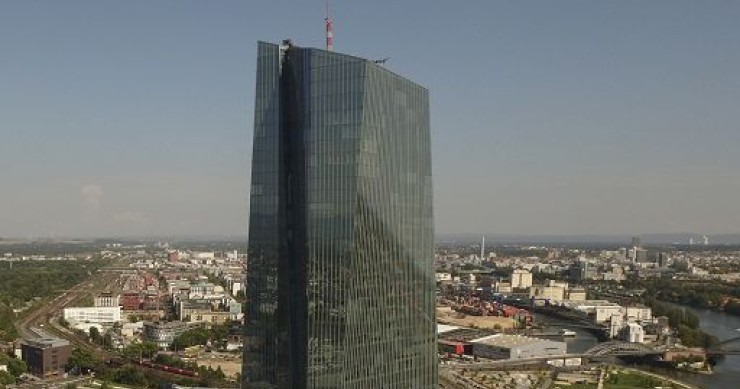 Bce, ripresa globale e stimoli spingono eurozona ma resta incertezza