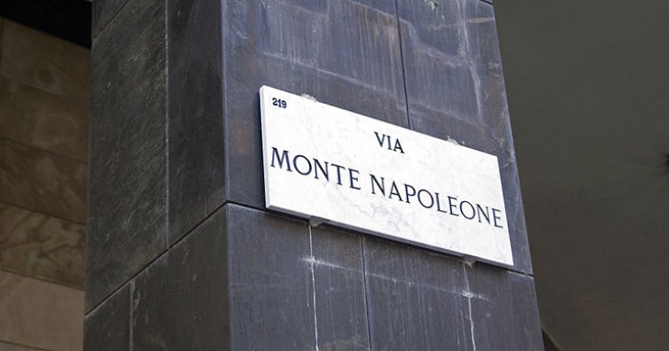 Via Monte Napoleone a Milano è ancora la via dello shopping più lussuosa, ma è crisi nel settore retail