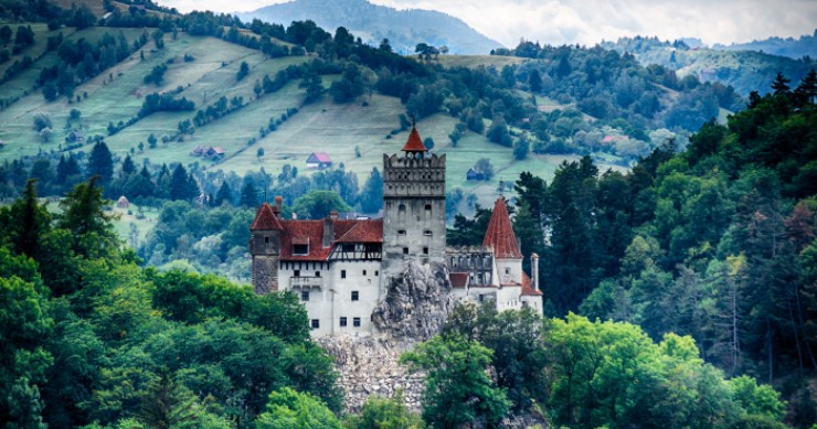 Il castello di Dracula “offre” il vaccino Pfizer ai suoi visitatori