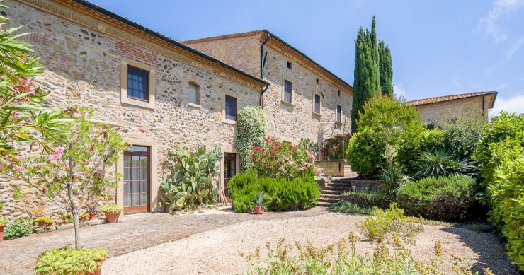 Cette ferme impressionnante est à vendre dans la campagne toscane