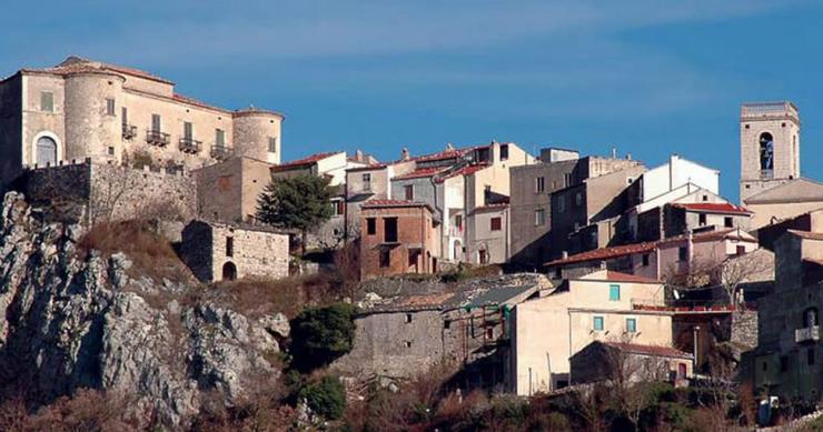 Un borgo molisano offre soggiorni gratis a chi lascia un libro in paese