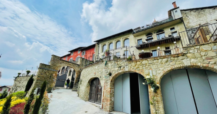 Un hotel nella terra del Barolo è in vendita per oltre un milione e mezzo su idealista