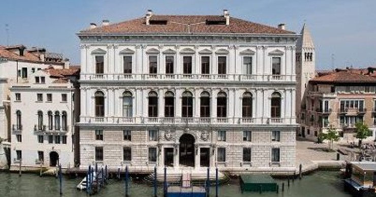 Palazzo Grassi riapre dopo 6 mesi con le immagini di Hypervenezia