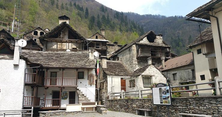 Case a 1 euro a Borgomezzavalle, il paesino incastonato tra le montagne piemontesi