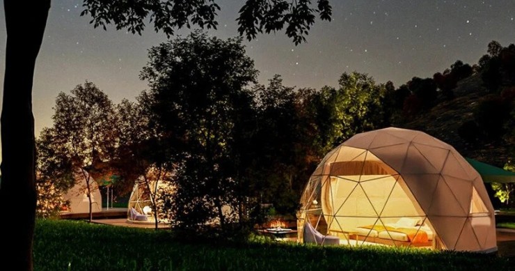 Il lusso del "glamping" in una foresta giapponese