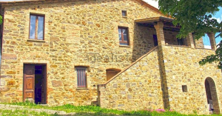 Uno splendido casale dove si produce vino a Montalcino è in vendita all’asta su idealista