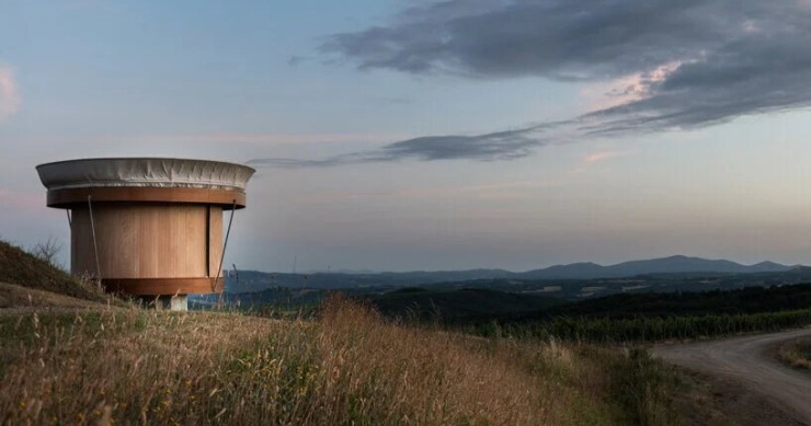Una mini casa prefabbricata per rilassarsi lontano dalla città tra i vigneti toscani