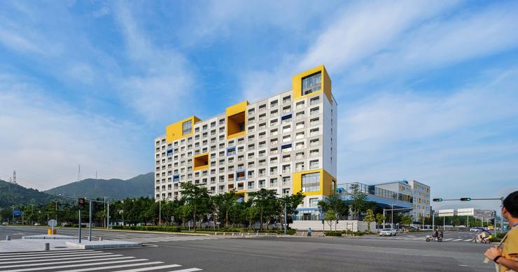 Questa colorata scuola prefabbricata è stata costruita in Cina in soli 13 mesi
