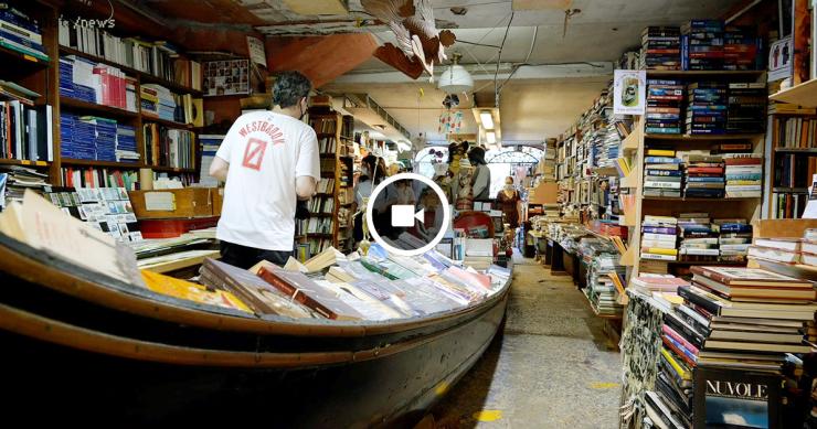 Tra gatti, gondole e alta marea una visita tra gli scaffali della Libreria Acqua Alta a Venezia
