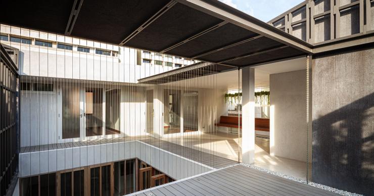 Una casa di design nel centro di Bangkok ristrutturata con materiali prefabbricati