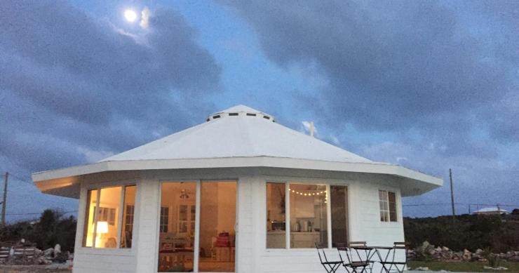 Una casa prefabbricata di forma circolare con vista sull'oceano e a prova di uragano