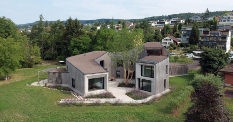 Una spettacolare casa prefabbricata ispirata alla geometria su un lungolago delle Alpi